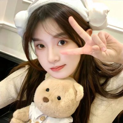 泳池里的女人